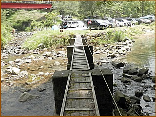 木橋を渡り水恋鳥広場を横切る