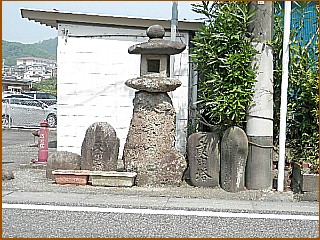 小立野の秋葉常夜灯と庚申塔